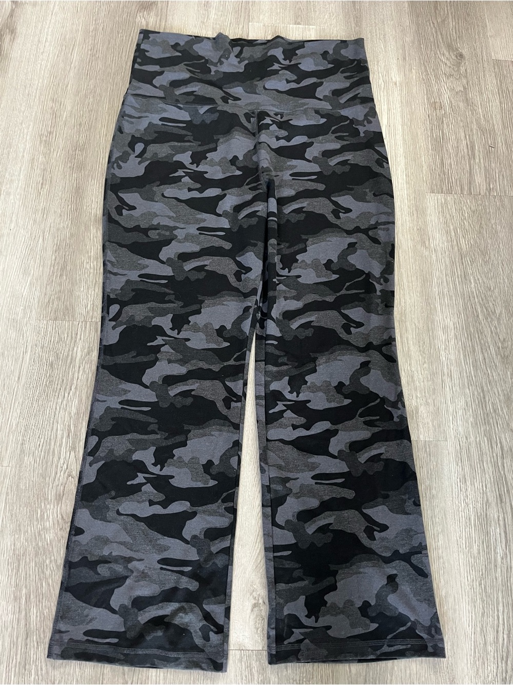 389–High-Waist Gray Camo Flare Leggings